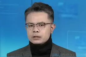 吴蔚：解放军“盖牌出动”让“台独”分子与美军紧张 台防务部门称，大陆近日对沿海空域实施限制措施，在台岛周边部署军舰的规模比以往都要大。直新闻特约评论员吴蔚分析指出，这一次解放军不打“明牌”转而“盖牌”了。张弓搭箭，引而不发的威慑力从来是最大的。解放军的每一次出动都会让台军上下疲于奔命，让太平洋方向上的美军紧张。#直说热评 #解放军盖牌出动震慑台独视频封面