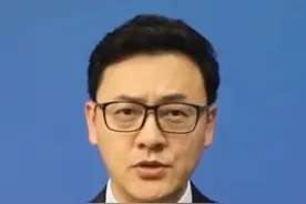 火车上铺乘客无权直接坐下铺，需经允许（东方时空）视频封面