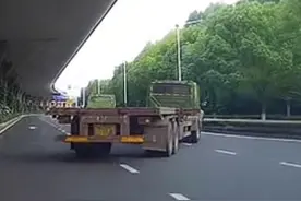 货车横跨3车道“蛇形走位”，女子：难道是我闪灯的原因？#货车 #蛇形走位视频封面