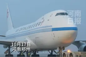 #郑州机场今年货运量提前2个多月超过去年全年总量  10月17日上午6时30分许，随着GI4383航班全货机满载97吨货物从郑州机场呼啸腾空，启航飞往布达佩斯，中原龙浩航空今年在郑货运量突破10万吨,成为继卢森堡货航后第二家在郑州机场年货运量突破10万吨的航空公司，基地货航作用进一步凸显。中豫航空集团统筹“双货航”资源，引领带动郑州枢纽航空货运量不断突破。截至10月16日，郑州机场今年累计货运量达61.1万吨，同比增长34.8%，提前2个多月超过去年全年总量。（记者 郭北晨 胡楚云）视频封面