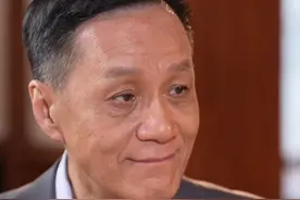 #冯远征说重要的是把人艺大旗交接给年轻人 2025年全国两会将在本周开幕，政协委员#冯远征 做客《蓝羽会客厅》，畅谈北京人民艺术剧院的发展与未来。采访中，冯远征说北京人艺现在处在一个关键的节点，对自己而言，拍戏与否已经不是最重要的，最重要的是顺利地把人艺大旗传递到年轻人的手中#冯远征做客蓝羽会客厅视频封面