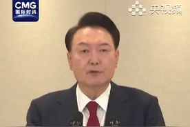 韩国总统尹锡悦今天（12月12日）再次发表讲话，拒绝提前下台。韩国执政党党首韩东勋对此表示：弹劾尹锡悦是目前唯一的办法。（央视频号：国际时讯）视频封面