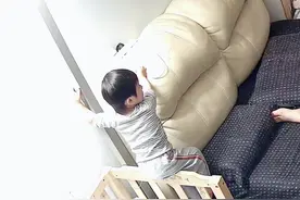 小二玩电灯，被我呵斥了。过了一会她回过神来，可能觉得我太凶了，越想越委屈，就哭了。关灯睡觉后，还一边抽泣一边嘟嘟囔囔。我也没听懂她在说啥，最后又是旺家来做翻译。#小型生物 #育儿 #教育 #二胎 #一年级 视频封面