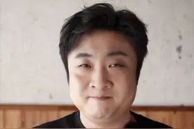 重生之我在八十年代卖泳裤！以葫芦岛兴城泳装人创业为背景的电视剧《乘风踏浪》刚刚收官。夏天要到了，穿上泳装跟着“彭锦西”的扮演者乔杉一起来葫芦岛打卡吧。#乔杉#跟着乔杉一起来葫芦岛乘风踏浪#秀我中国@乔杉视频封面