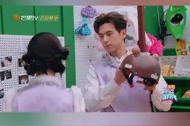 #杨紫李现互戴头盔  游戏开始前，@杨紫  @李现ing  互戴头盔，还贴心注意不破坏发型，画面好甜蜜，粉红泡泡飞出屏幕啦~视频封面