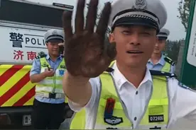 “为这3位交警点赞！”大货车高速“趴窝”急坏司机，济南交警暖心相助被“曝光”#济南交警 #暖心 #济南本地视频封面
