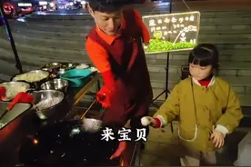 温暖人心！ #90后独臂爸爸摆摊卖炒粉 为了女儿一切都是值得的！（来源：laocai3031） #独臂爸爸为女儿摆摊炒粉 #暖心瞬间 #四川dou知道视频封面
