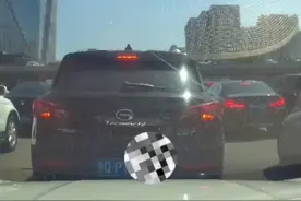 乘客赶时间。途中遇红灯，女子乘坐网约车等红灯时情绪崩溃，不断尖叫喘粗气。#情绪失控视频封面