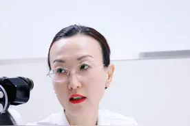 重庆男子17年前眼睛遭遇碱烧伤寻医未果 重庆男子17年前眼睛遭遇碱烧伤，辗转各地去了多家医院，做了多次手术也没能治好，在平台上看到了张主任的视频，今天来医院，张主任说，角膜已经变得很薄了，需要角膜缘干细胞移植，结合板层角膜移植，才能保住眼球壁的稳定性。河北的OPO在河北医科大学第三医院，拥有高质量的干细胞，给眼表极度烧伤的患者使用。#硬核健康科普行动 #角膜移植张晓融主任 #角膜缘干细胞 #眼库 #重庆视频封面