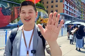 李子坝轻轨穿楼，外地人不知道的秘密 #李子坝穿楼轻轨 #李子坝 #重庆旅游 #重庆旅游攻略 #打卡重庆 @霞姐 @栀子花开视频封面
