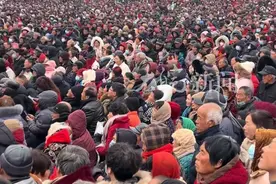 万人空巷！河南豫剧演出现场 62岁李树建带青年演员唱响《清风亭》 感人肺腑台下哭成一片
“有生以来第一次见到这么多观众”“观众就是我们的爹娘”