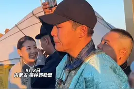 姐姐出嫁弟弟送亲哭成泪人 姐姐隔着车窗拥抱 轻拍后背安慰 网友：这泪水是不舍 更是沉甸甸的爱#内蒙古很近很美视频封面