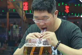 青岛国际啤酒节酒王争霸赛火热进行中，十三届酒王任光超秀夺冠必杀技，一分钟内暴风喝下六瓶半啤酒。（青岛新闻网/青新视频 编辑 尹默）#任光超 #青岛国际啤酒节 #酒王 #吹瓶 #速饮