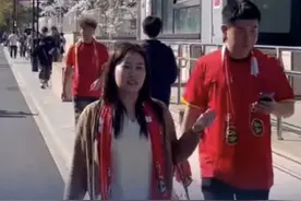 大量球迷提前四小时到场为国足助威 【迫不及待！#大量球迷提前四小时到场为国足助威  】3月25日下午3时，距离中国男足与澳大利亚队2026年世界杯亚洲区预选赛18强赛第8轮比赛开球还有4个小时，北京日报客户端记者在比赛场地杭州奥体中心周围看到不少身着中国队球衣的球迷。尽管杭州当地3月25日最高气温达到31摄氏度、尽管距离比赛还有4个小时，球迷们已经迫不及待了。视频封面