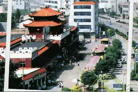永远的将军城 曾经将军城，也是一代、甚至几代红安人对这座小县城记忆里不可或缺的一部分；红安还是中国第一将军县，绝大多数红安人内心还是有“将军”情结的。所以这些都可能是好些人希望用它来代表红安的初衷，但是，要把一个小商品市场定位成一个地方的地标建筑，真的是有点过了。视频封面