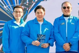 霍启刚一家现身内地，晒三兄弟同框，郭晶晶和78岁公公成重磅嘉宾视频封面