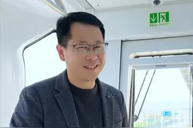 中国第一条飞行地铁，倒挂行驶的列车，体验流动的观景平台 #湖北dou知道 #武汉 #空轨列车 #网红轻轨 #春日机位大赛视频封面
