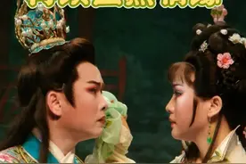 越剧“黄金搭档”重聚首！赵志刚、方亚芬再续宝黛情缘，尹袁版《红楼梦》昨晚绽放国家大剧院舞台。时值上海越剧院建院七十周年，7月3日-7日，上越三大演出团同期进京，献演越剧剧目《红楼梦》《梁山伯与祝英台》。#上海越剧院  #赵志刚  #方亚芬  #国家大剧院