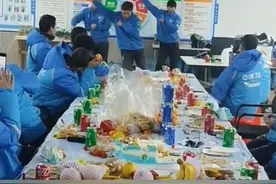 饿了么刚刚发布:2023年已试点为外卖骑手缴纳社保，加快推进骑手全方位保障。#外卖小哥 #饿了么 #美团骑手 #京东 #惊不惊喜意不意外视频封面