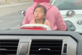 可可爱爱！女孩反坐在电动车上打瞌睡，被后车车主鸣笛叫醒视频封面