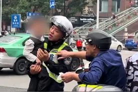 10月22日，江西，两男子骑车带着孩子，孩子在后座嚎啕大哭，交警察觉不对赶紧抱过孩子询问情况，网友：为这位负责的警察点赞！#江西dou知道 #人民警察为人民视频封面