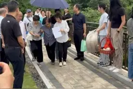 袁隆平院士逝世四周年，夫人邓则在亲友搀扶下前往墓园祭扫追思。墓前鲜花簇拥，寄托无限思念。致敬袁老，深切缅怀！（来源：人民日报、小e新闻）