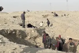 如果一个地方的挖玉人特别多的话，说明这个地方肯定是最近挖出来了价值不菲的玉。所以说，挖玉也喜欢跟风，只要这个地方挖出来好玉，挖玉人知道了，他也是来这边来挖玉。#和田玉 #珠宝首饰 #挂件 #厚德载玉 #玉石视频封面