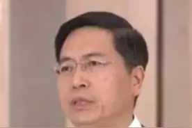 【委员通道丨朱松纯：#通用人工智能是新质生产力的典型代表  】全国政协委员、北京通用人工智能研究院院长朱松纯在2024年全国两会第三场“委员通道”上介绍：1月底，我们展出了通用智能人小女孩“通通”，具备了三四岁儿童的完备心智，还在快速迭代中，将进入到生活的方方面面。通用人工智能是新质生产力的典型代表。当下通用人工智能已经成为了全球科技竞争的制高点，要赢得这一场事关国之大者的竞争，关键还在人才。#2024全国两会视频封面