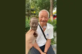 7月21日（发布时间），山西平遥，#非遗传承人就地取材给路人现场捏泥人 ：连神情都一模一样。视频封面