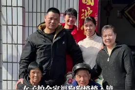 1月31日，湖南，#女子拍全家福狗狗悄悄入镜 ，网友：这个世界不能没有小狗！（来源@小蛋黄是只基 ）#柯基 #过年啦 #全家福视频封面