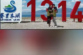 赛里木湖：结婚不限户籍，带身份证和红底照片即可办理。领证后景区终身免门票！⑩#新疆 #赛里木湖 #领证 #你怎么看