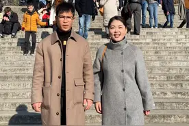 和盼盼在法国打卡“圣心大教堂”和“爱墙”。 走进教堂，庄严肃穆的气氛扑面而来，在这里时间仿佛静止，心灵得到了净化与慰籍。而走近用 280 种语言写满了“我爱你”的爱墙，再次被法国的浪漫气息深深感染……视频封面