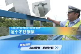 货车篷布掉落高速 交警发现迅速清障 #高速   #交警   #注意安全小心驾驶视频封面