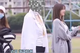 一高校女校医穿白褂黑丝摆拍，网友称：疑似之前在幼儿园门口摆拍女子！#网红 #女校医 视频封面