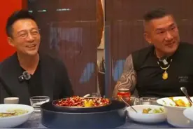 【台湾网红“馆长”和汪小菲约饭了，超40万人直播间围观】 #汪小菲和台湾网红馆长约饭  #汪小菲称暑假要带孩子们游大陆   6月12日是台湾网红“馆长”陈之汉大陆之行的第三天。结束在上海的日间游览行程后，晚上7时许，他和汪小菲约见并共进晚餐。两人一起品尝各式川菜，聊家常，直播间在线人数一度超过40万人，刷新“馆长”大陆行直播在线观看人数纪录。视频封面