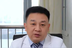 做胸部CT的辐射有多大？ 医院的CT检查多采用的普通螺旋CT，辐射量一般为4-7个毫西弗，低剂量胸部CT1.5个毫西弗，我们正常人每年可承受50个毫西弗，不要谈辐色变，拍一次胸片0.02个毫西弗，相当于吃了200根香蕉所受的辐射量。#硬核健康科普行动  #CT辐射 #辐射 #电离辐射 #冷知识视频封面