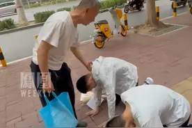 双胞胎兄弟走出考场跪谢爷爷养育之恩，自幼由爷爷奶奶抚养长大，爷爷：我当时搁那儿想哭，真想哭。#媒体精选计划视频封面