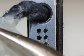 如何清理堵塞手机的碎屑 #解压 #劳动人民的智慧