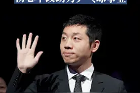 2月19日， @许昕 晒出在亚洲杯开幕式的照片，并配文：“身份和着装随时切换但为了乒乓球事业可以更好发展的初心不变！ps十年前买的西装倒现在依然合身。视频封面