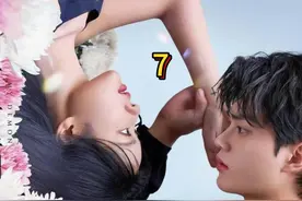 这个黑丝小姐姐脱了鞋子摇摇晃晃的走在大街上视频封面