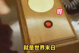 #特朗普展示办公桌上的可乐按钮 ，“他们都觉得这是核按钮”，说完当主持人面按了一下视频封面