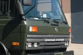 上绝活！看#汽车兵 #无千斤顶更换轮胎 。#军车#换轮胎 #驾驶技能