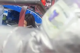 哈尔滨亚洲冬季运动会现场的霍启刚，与观众席小朋友亲切互动
网友：启刚叔叔你好帅 小姑娘嘴真甜 #霍启刚 #亚冬会 #哈尔滨亚冬会视频封面