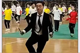 #世间好玩  内蒙古举办跳绳锦标赛，体育老师穿西装在前领舞。当跳绳遇上蒙古舞，瞬间穿越到大草原，一个人也能跳出万马奔腾的感觉。视频封面