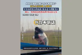 妈妈高速路边紧急停车教训孩子，因为小孩高速上要跳车。“冒着违停扣分的危险，根本忍不到服务区”网友：特殊情况特殊处理，所以扣分没呢……#高速#教训孩子#三天不打上房揭瓦的熊孩子#安全驾驶请勿模仿#不听话的小孩视频封面