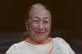 老妈，我想你了。 2024.3.27妈妈走了，到今天，整整一周年。


老妈从那团固体，渐渐以某种形式变成了一些液体和气体，依然在我们周围。


开展前两天，在玉兰花开的春天，下了一场大雪，她一定是想来问问，你们还记得我吗？


是的，我们都记得您。我们都爱您。我答应她的，为她办一场展览，为她写一本书，我想，她看见了。


在这个展览中，很多人看笑了也看哭了，我想，他们一定是被您身上的能量感染了，照见了自己。


喝酒和作为花，您从来没败过。


妈，我想你了。


冯唐【作为花我从来没败过】艺术展 进行中。


3.22-6.2，北京今日美术馆二号馆


#冯唐  #冯唐老妈  #不二堂艺术  #作为花我从来没败过  #艺术展  @抖音小助手 @抖音大有学问视频封面