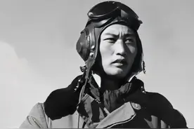 北空司令员遭小混混“挑衅”，让他滚出饭店，结局大快人心 #历史