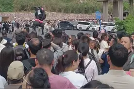 景区内游客返程时大巴运力不够，几万名游客无奈只得徒步下山，“十几公里的路 大家都走到半夜”#宝泉景区大批游客滞留 #景区游客 #五一假期视频封面
