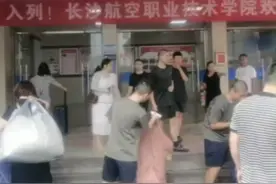 9月14日，网曝一学校军训男生剃光头？学校：是一到两厘米的寸头，军训男生每个都要剃，女生不烫不染。各个都是寸头好男儿！#军训#新生视频封面