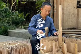 复原古代砻谷机 据《天工开物》记载： “凡稻去壳用砻 ” ，只有亲自推过砻谷机，才能真正懂得 “谁知盘中餐，粒粒皆辛苦 ” 之真谛#新农人计划2023 #乡村守护人 #老手艺 #抖加小助手视频封面